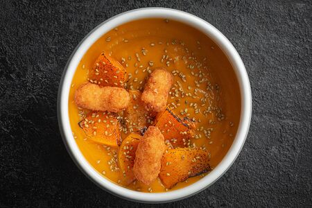 Крем-суп из тыквы с хрустящими креветками