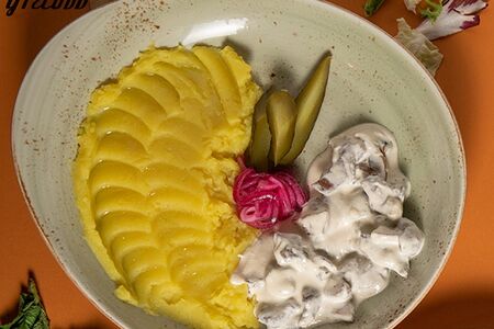 Бефстроганов из говяжьей вырезки с картофельным пюре