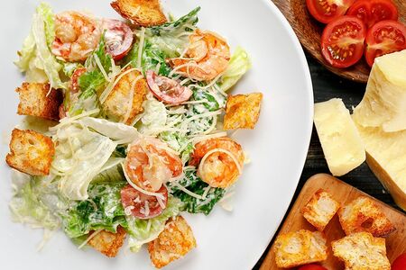 Цезарь с тигровыми креветками