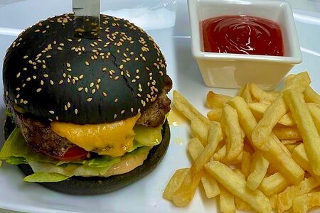 Black бургер с говядиной, картофелем фри и кетчупом