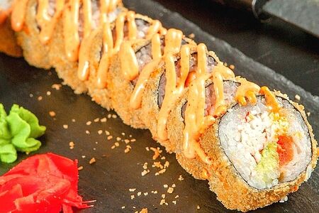 Ролл с тигровыми креветками и азиатским угрем в темпуре