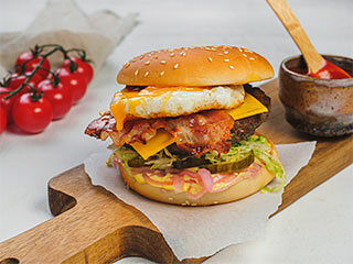 Бургер с яйцом и беконом