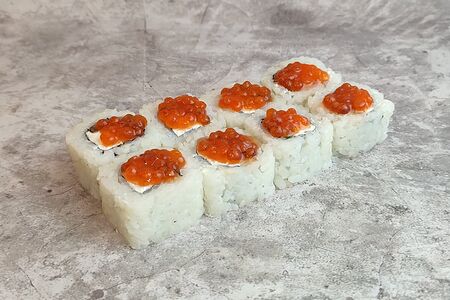 Ролл с лососем и икрой