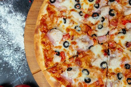 Пицца с беконом и куриным филе