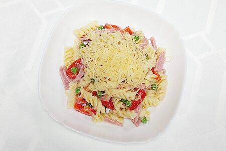 Фузилли с ветчиной из говядины