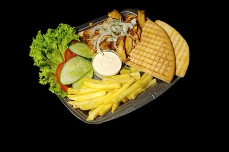 Гирос на тарелке с куринным филе