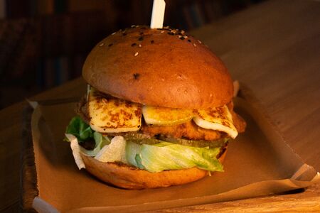 Куриный бургер с халуми