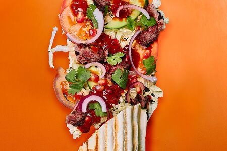 Шаурма Грузинская с гранатом, кинзой и говядиной (средней остроты)