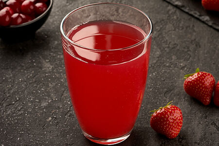 Напиток ягодный из малины, клубники и клюквы