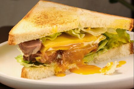 Сытный сэндвич с говядиной и яйцом