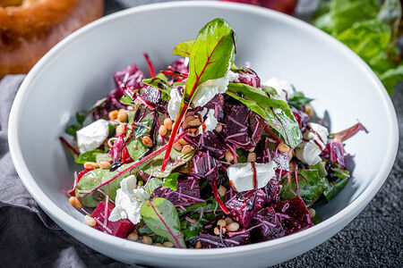 Салат из свеклы с козьим сыром