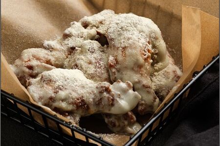 Куриные крылышки в соусе блю чиз