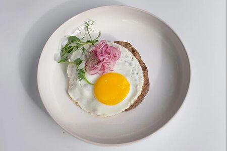 Бифштекс из говядины с глазуньей