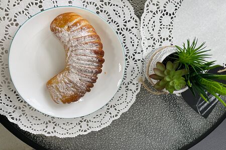 Рогалик с абрикосовым джемом