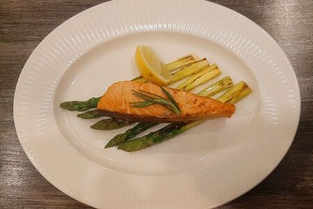 Стейк лосося со спаржей гриль