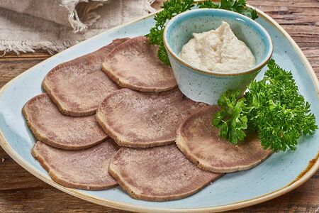 Язык говяжий отварной