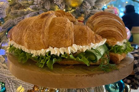 Круассан с лососем