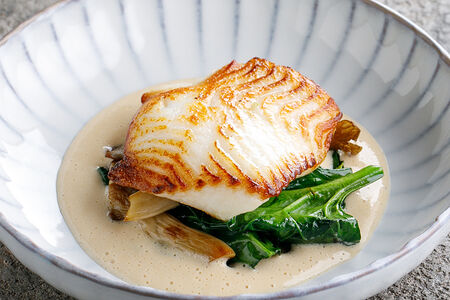 Палтус со шпинатом и вешенками