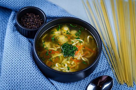 Филиппинский суп с куриными фрикадельками