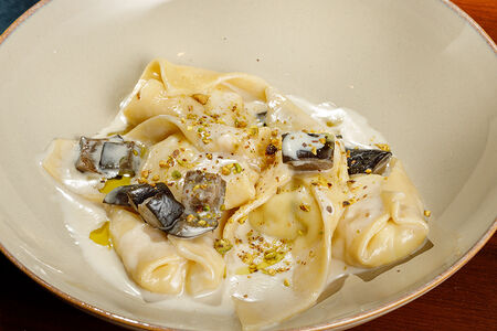 Каппеллаччи с рикоттой и соусом из таледжио с фисташкой