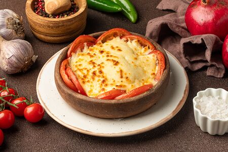 Жареный сулугуни с помидорами на кеци