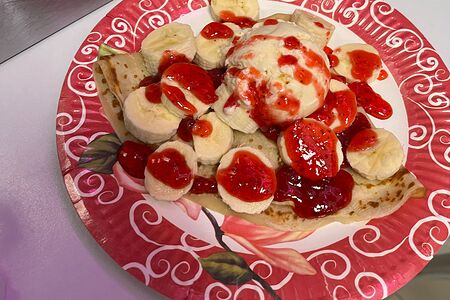 Блинчик с топпингом, мороженым и бананом