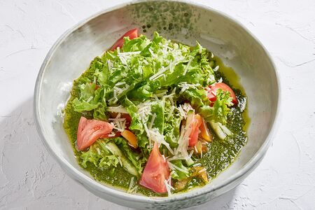 Салат из свежих овощей с соусом песто и пармезаном