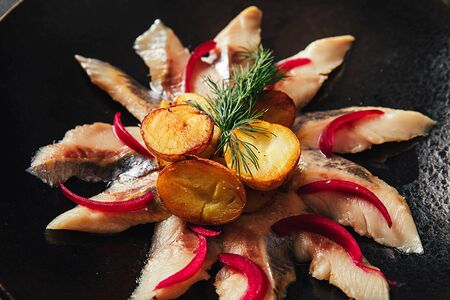 Сельдь собственного засола с молодым картофелем