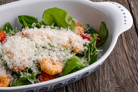 Руккола, креветки, пармезан