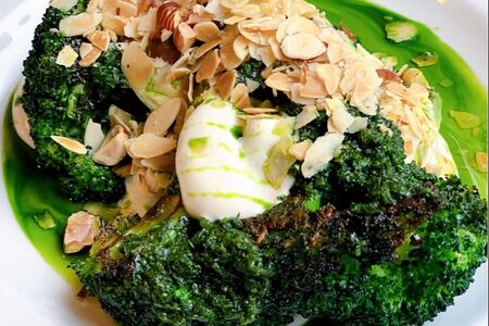 Брокколи на гриле с муссом из горгондзолы и солёным орехом