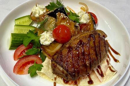 Стейк из утиной грудки с баклажанами