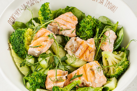 Салат с лососем гриль, авокадо, брокколи и листьями салата