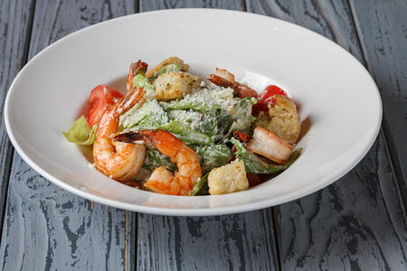 Салат Цезарь с креветками