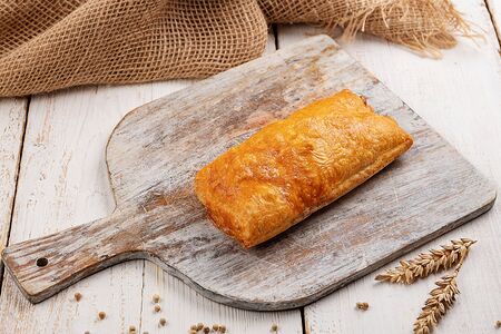 Слойка с копченым мясом и сыром