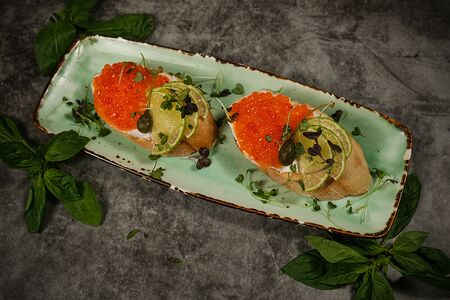 Брускетты с красной икрой