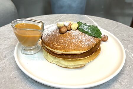 Панкейки с карамелью и орехами