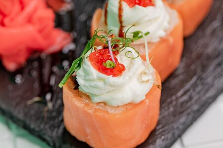 Ролл с лососем и красной икрой