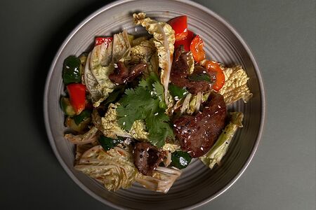 Теплый салат с говядиной и маринованными огурчиками в меде