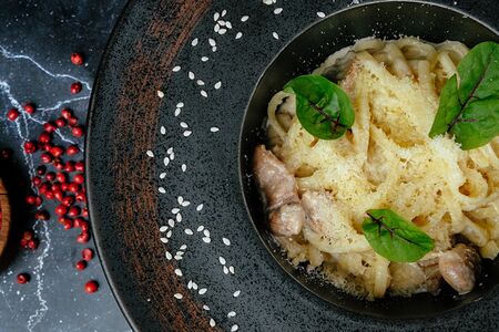 Паста с курицей и грибами под соусом блю чиз
