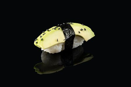 Суши с авокадо