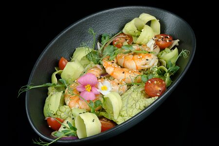 Тайский салат с креветкой и авокадо