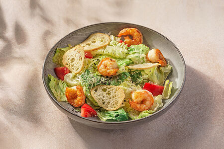 Салат Цезарь с тигровыми креветками