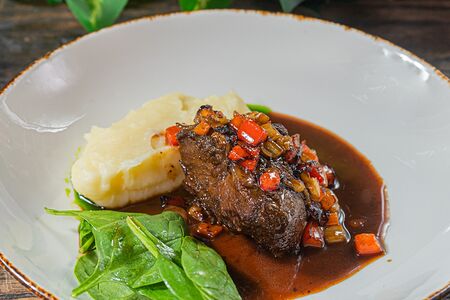 Говяжьи щечки с картофельным пюре и маринованным шпинатом