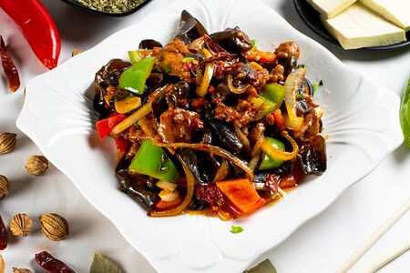 Жареная говядина с древесными грибами