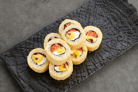 Ролл Темпура роял с соусом манго