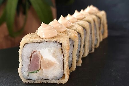 Горячий ролл Сакура с тунцом и гребешком