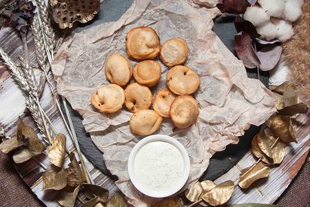 Жареные пельмени с соусом Цезарь