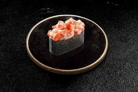 Спайси сяке гункан