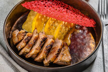 Утиная грудка с айвой