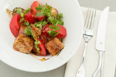 Теплый салат с баклажанами и томатами в соусе чили